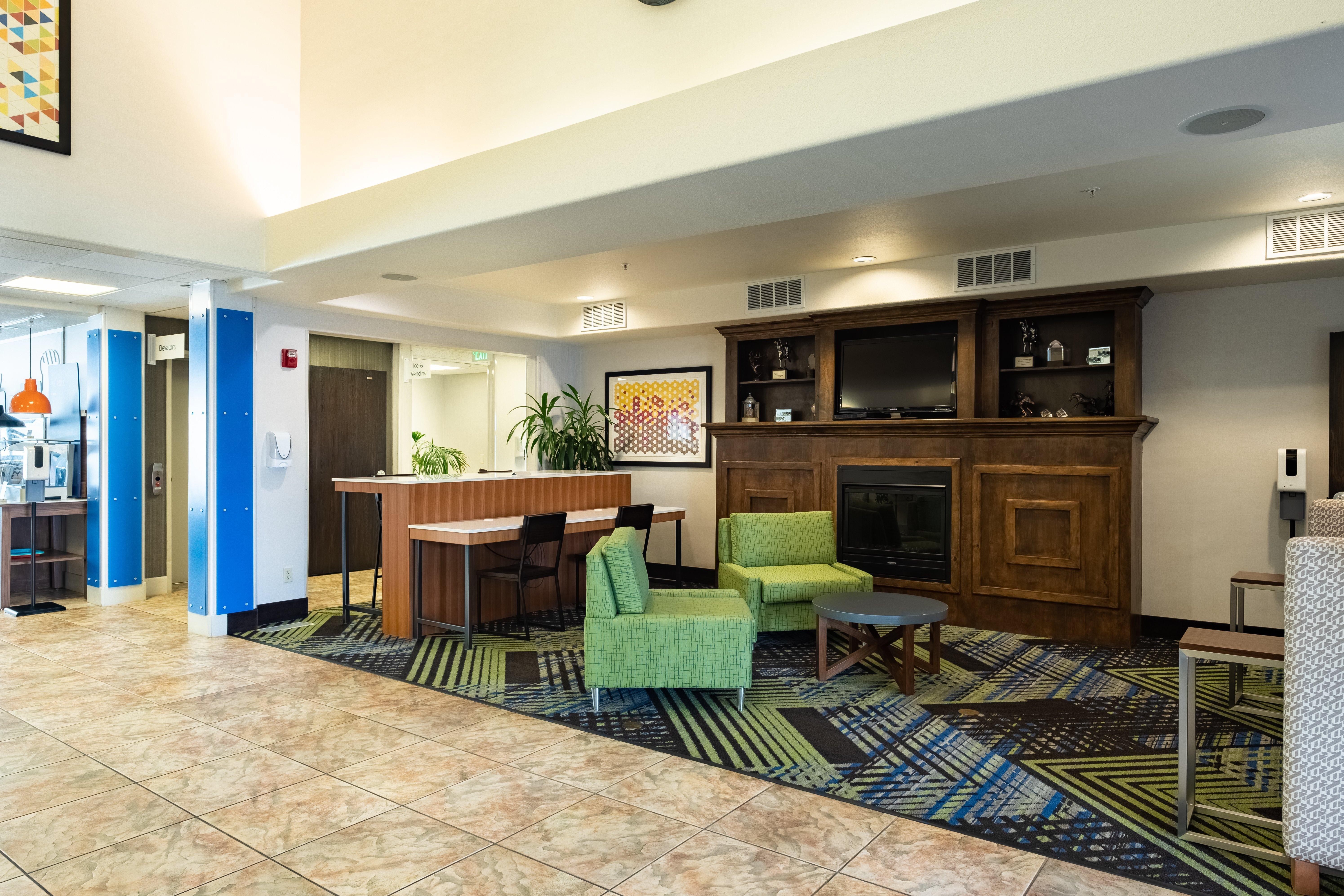 Holiday Inn Express Hotel & Suites Evanston By Ihg Екстериор снимка